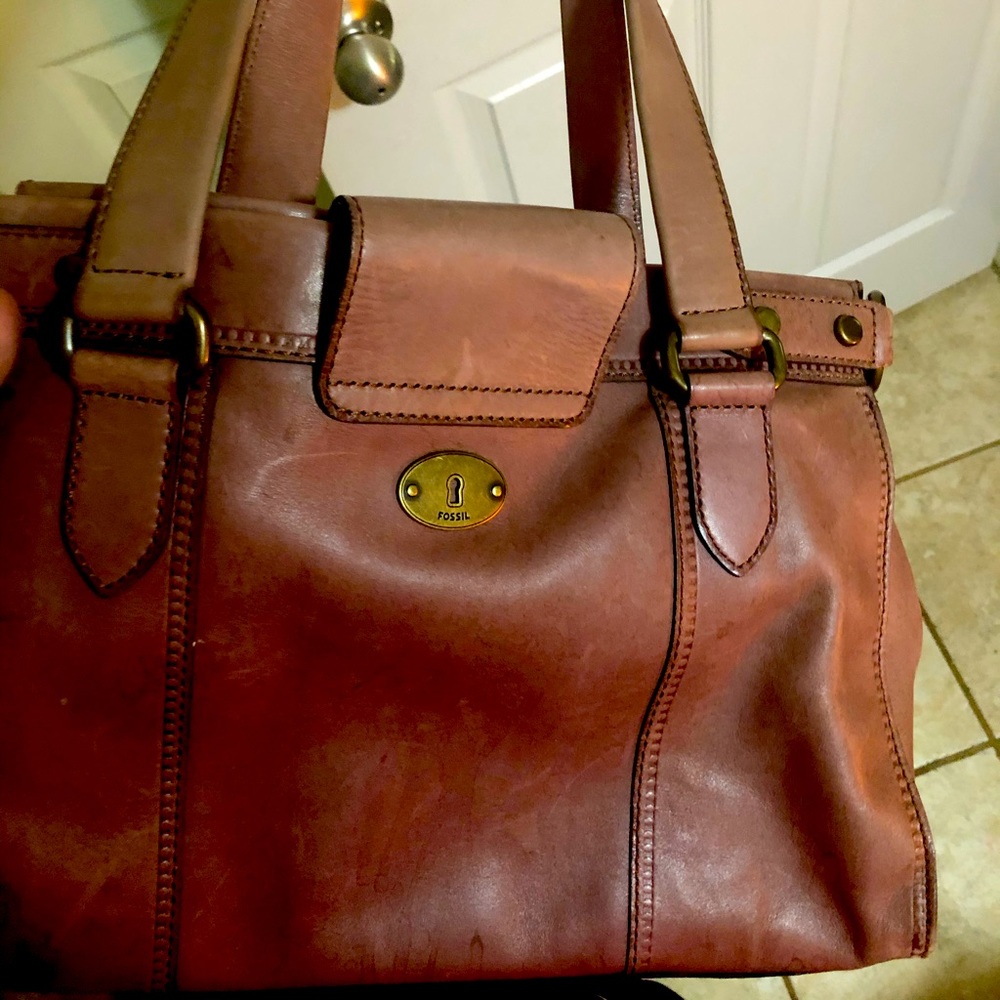 Fossil purse w/key emblem genuine leather